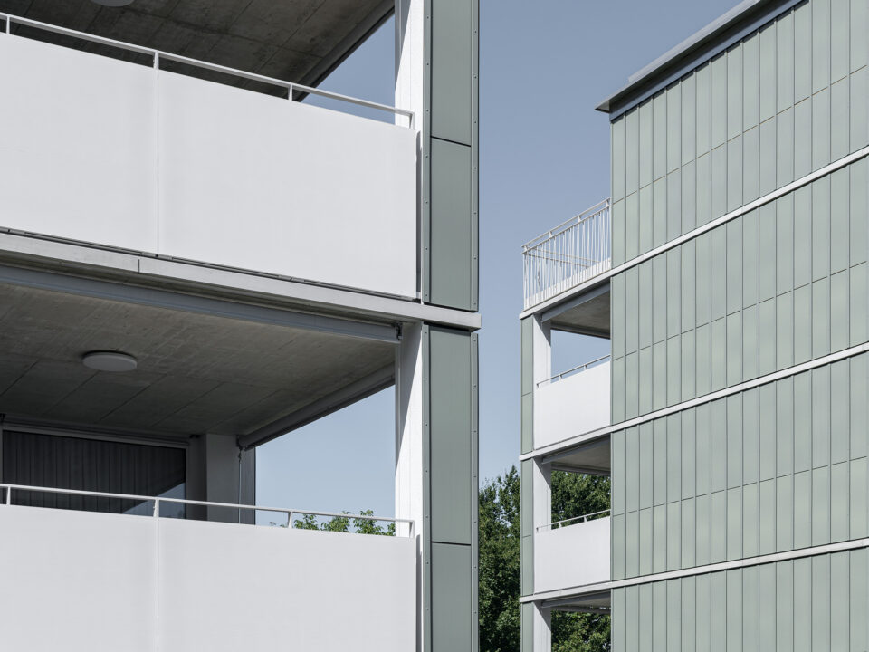 Balkongeländer weisses Photovoltaik-Modul_(Foto Beat Bühler)