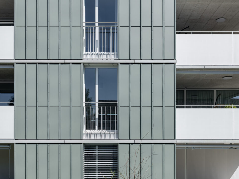 Fassade mit Photovoltaikmodulen (Foto Beat Bühler)