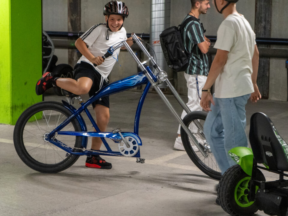 Kinder einer Schulklasse steigen auf Fun-Fahrzeuge