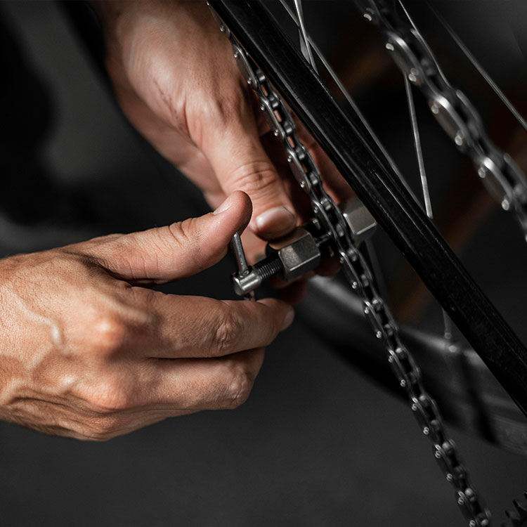 x Beitragsbild Monatspreis Dezember Coop SIGG Velo Multitool Haende