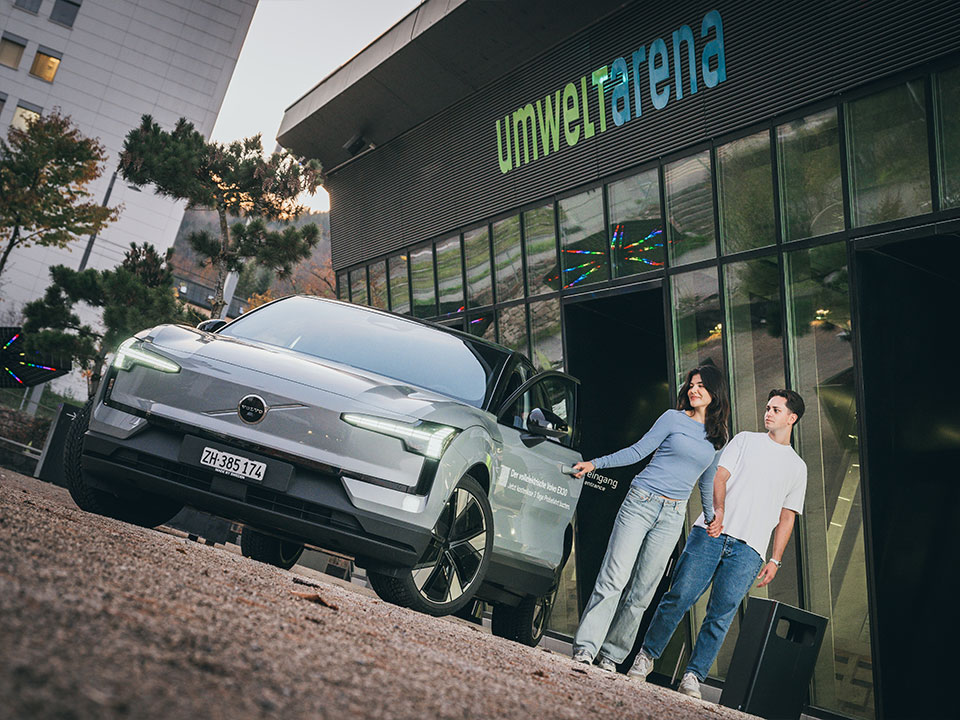 x Testfahrten auf der Strasse Volvo Frau und Mann