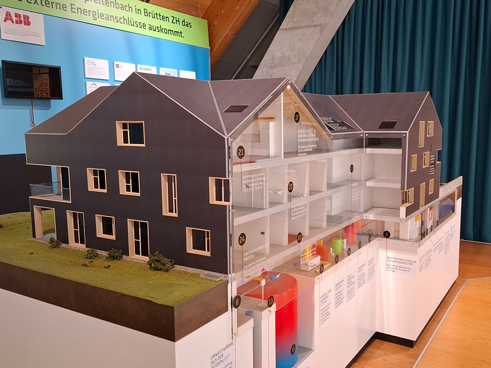 Modell des energieautarkem Mehrfamilienhaus mit Querschnitt für die Technik