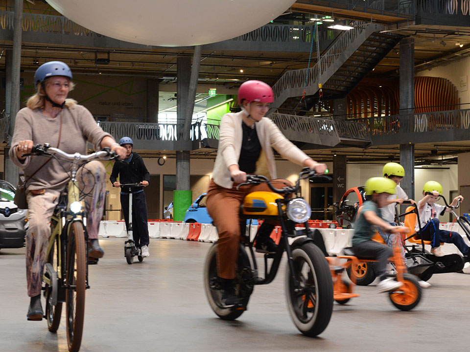 Mehrere Menschen fahren auf unterschiedlichen Fun-Fahrzeugen