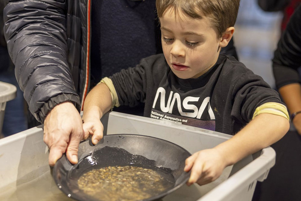 Mineralientage Zurich Goldwaschen Junge