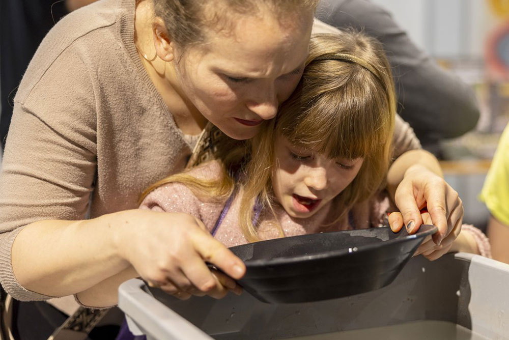 Mineralientage Zurich Goldwaschen Mädchen