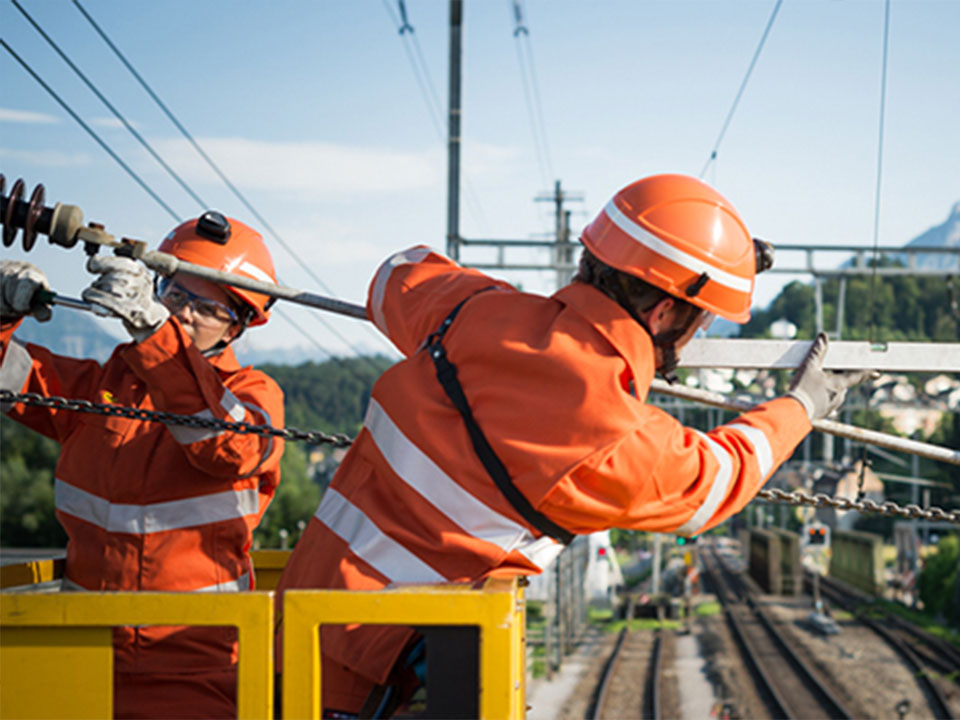 berufe mit zukunft netzelektriker bahngleis