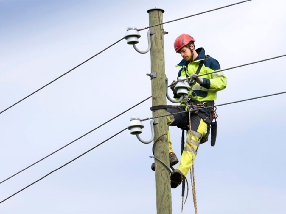 berufe mit zukunft netzelektriker strommast