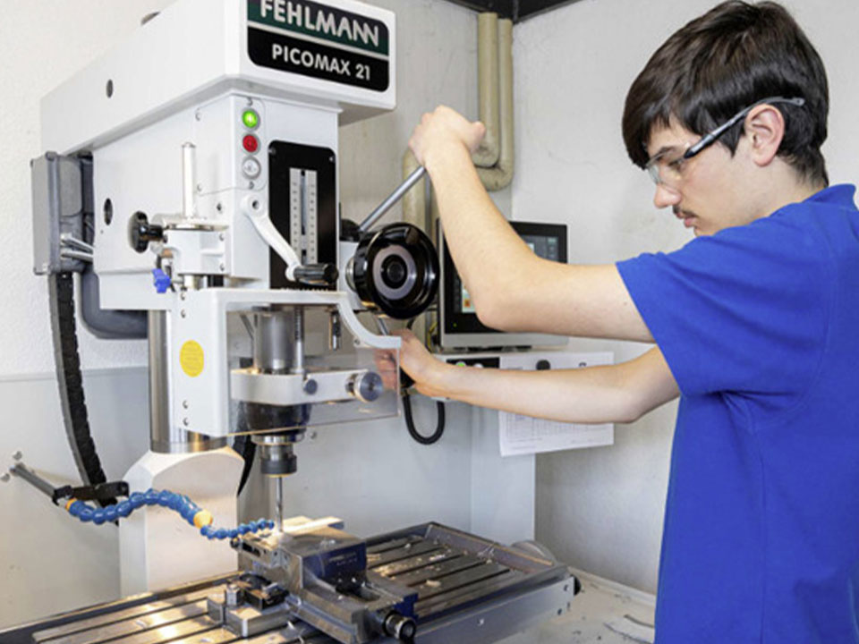 x berufe mit zukunft polymechaniker fraesse