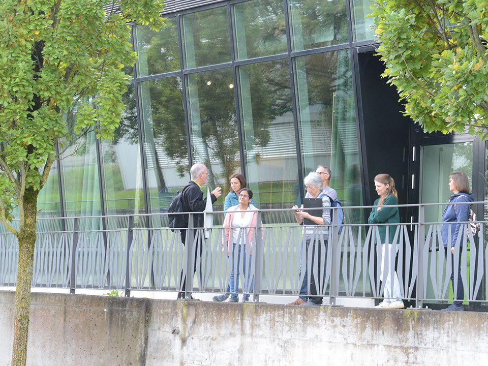 fuehrung naturmodule vor der haustuere baeume