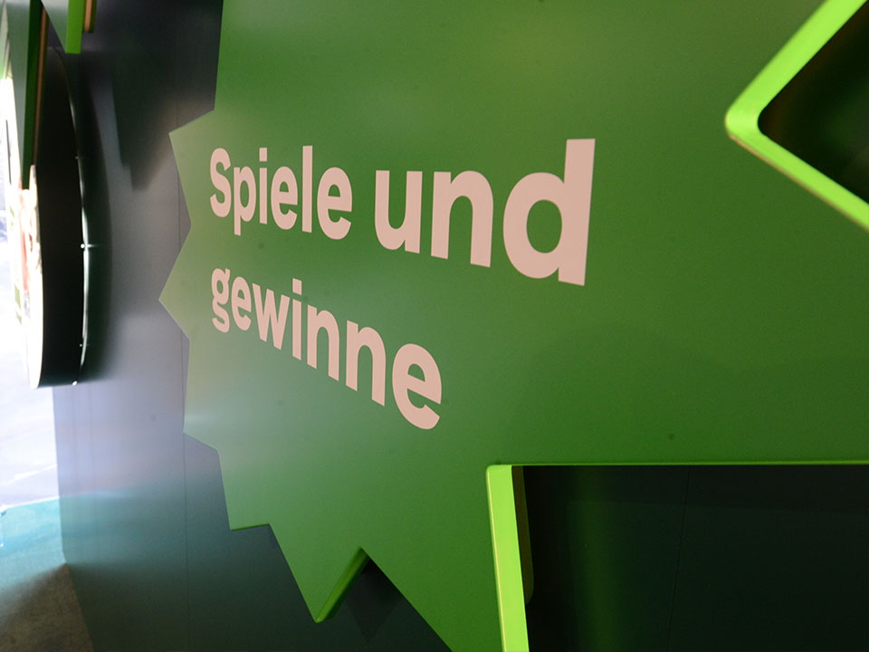 x Ausstellung Coop Taten statt worte Spielwand