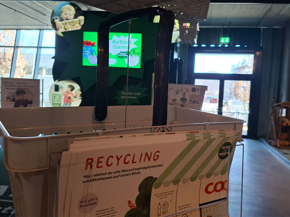 x Ausstellung Coop Taten statt worte recycling